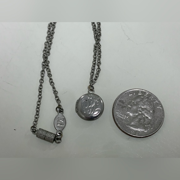 Vintage 1928 Silver Tone Hinged Lidded Locket Necklace - Picture 2 of 12